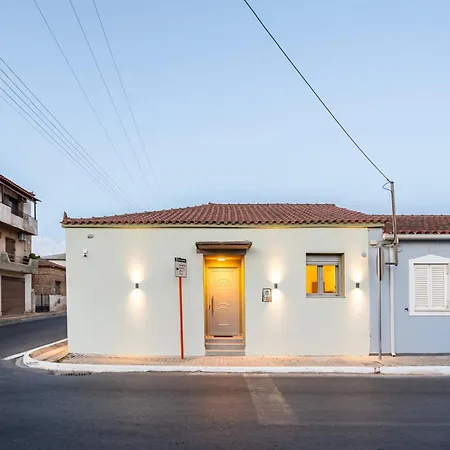 Charming Urban Escape Your Cozy Retreat Lägenhet Filiatra