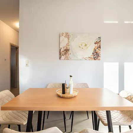 Charming Urban Escape Your Cozy Retreat * Filiatrá
