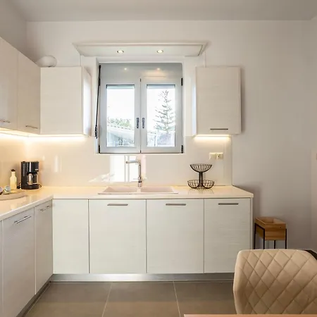 Charming Urban Escape Your Cozy Retreat * Filiatrá