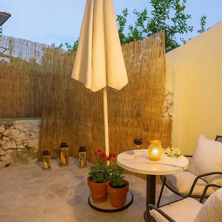 Charming Urban Escape Your Cozy Retreat Filiatrá