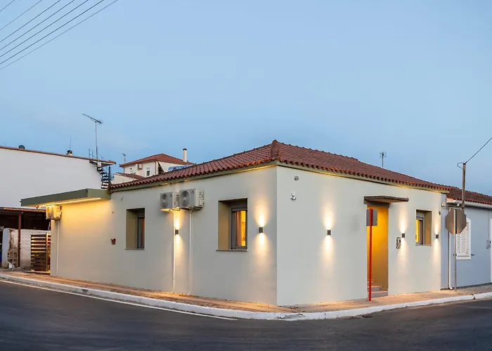 Charming Urban Escape Your Cozy Retreat Filiatrá